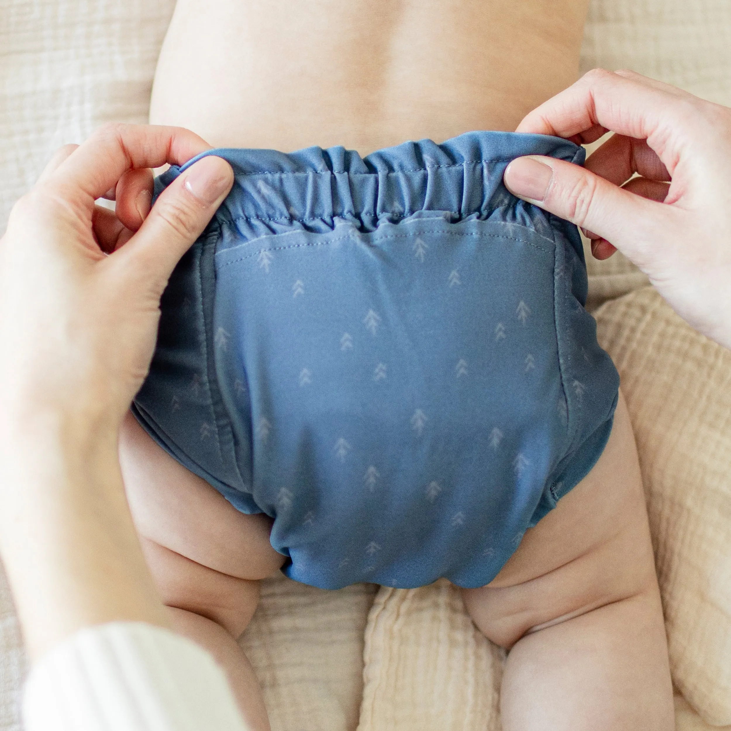 Couche réutilisable ultramince bleu à motif de flèches, bébé || Ultra-thin blue reusable diaper with arrow all over print, baby