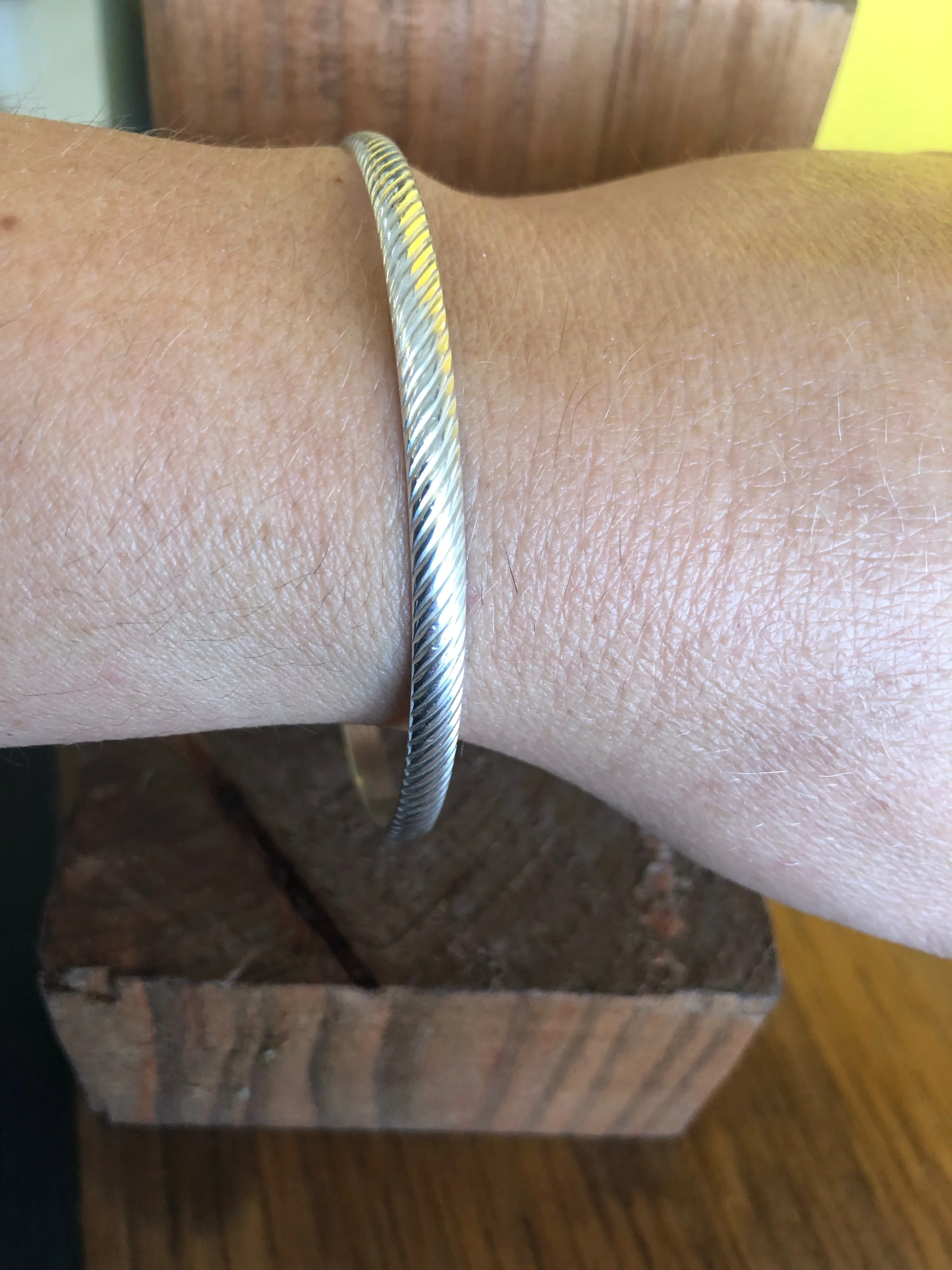 DIAGONAL LINE PATTERNED BANGLE BRACELET