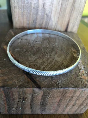 DIAGONAL LINE PATTERNED BANGLE BRACELET