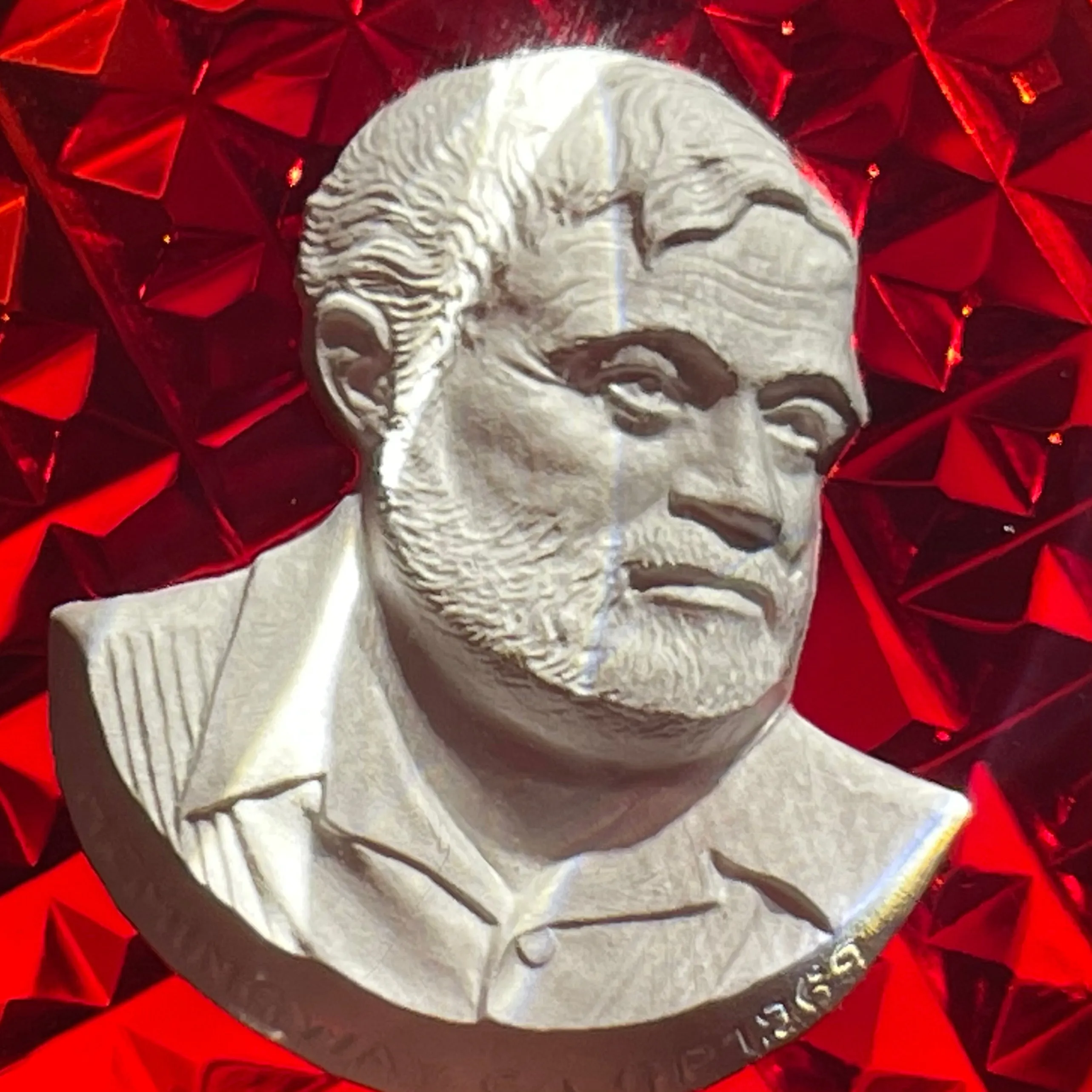 Faceted Cristal d’Albret 1969 Ernest Hemingway Sulphide on Red