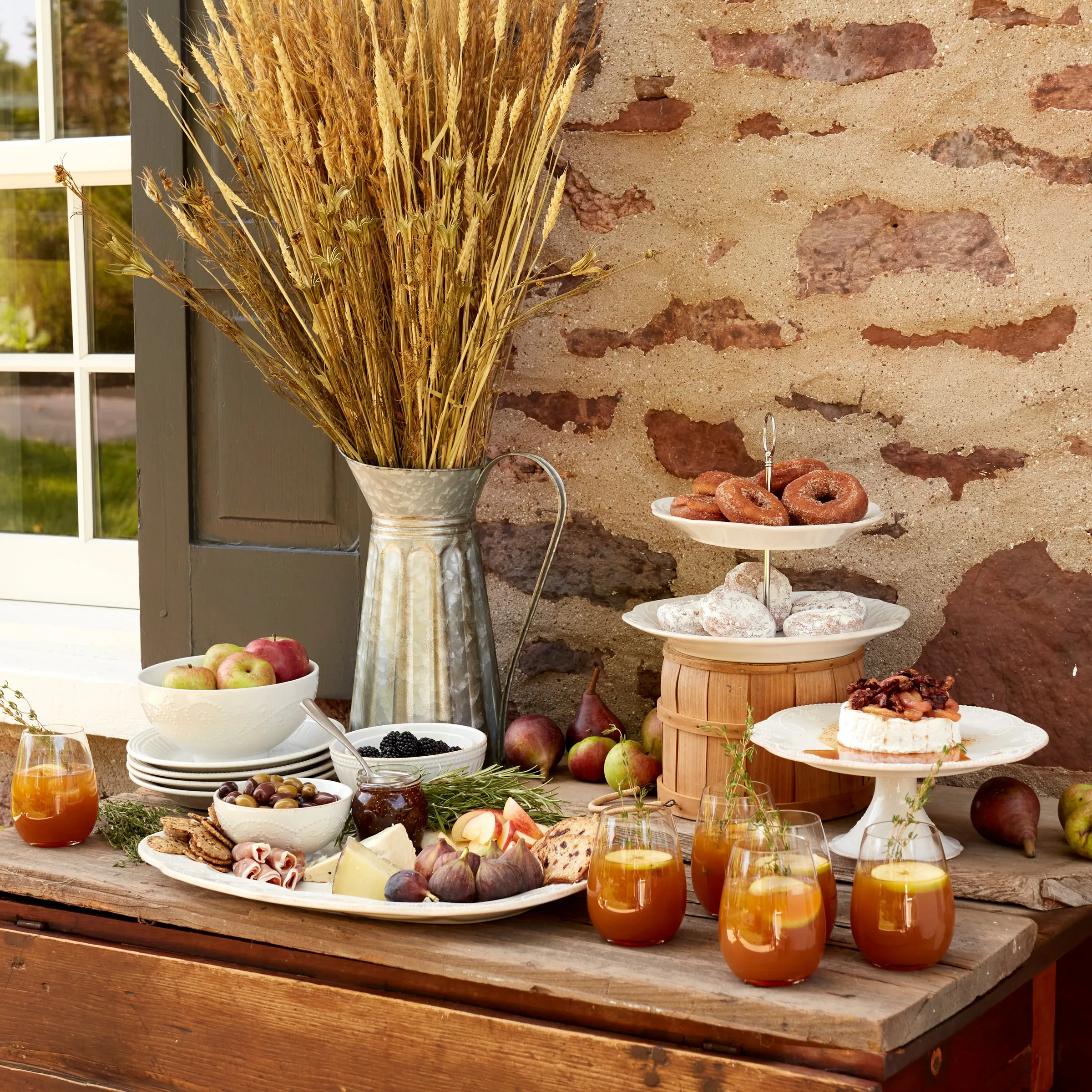 French Perle ™ Pedestal Cake Plate