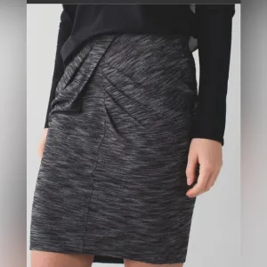 Lululemon &amp; go Where-To Skirt Size 6 Heathered Black