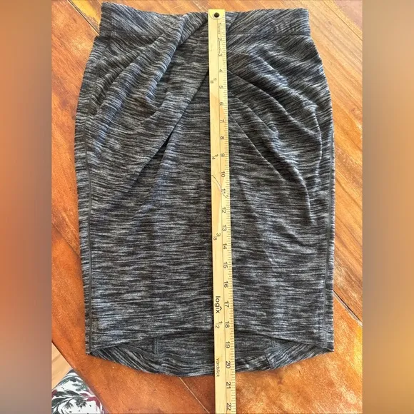Lululemon &amp; go Where-To Skirt Size 6 Heathered Black
