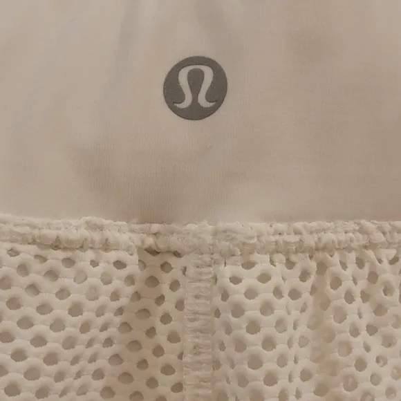Lululemon Keep Score Shorts 3.5” Size 8 White Mesh Built in Liner Pocket Run