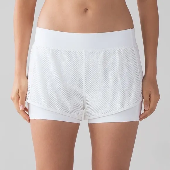 Lululemon Keep Score Shorts 3.5” Size 8 White Mesh Built in Liner Pocket Run