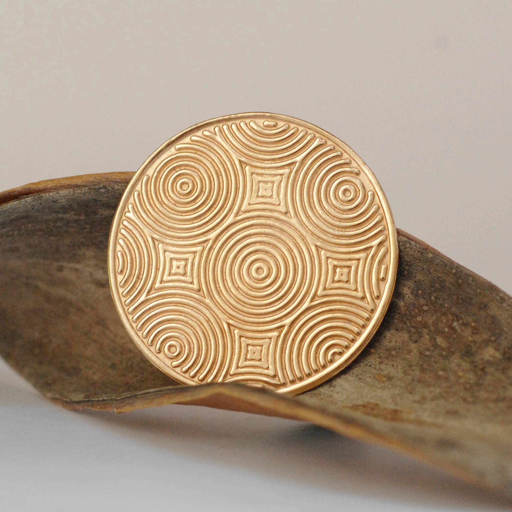 Textured round disc, patterned disk 40mm concentric circle design