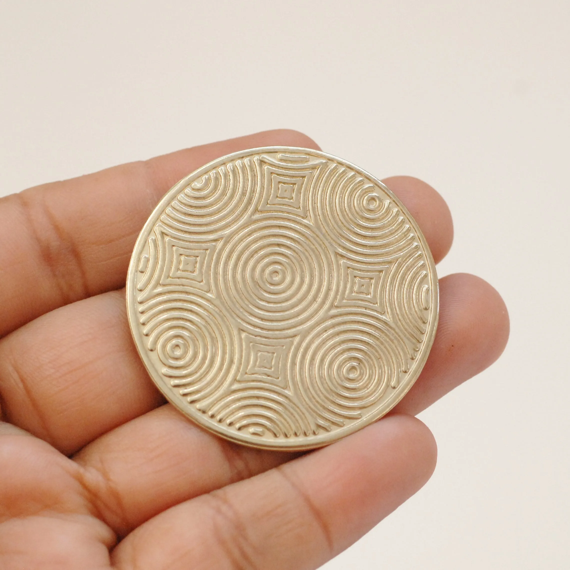 Textured round disc, patterned disk 40mm concentric circle design