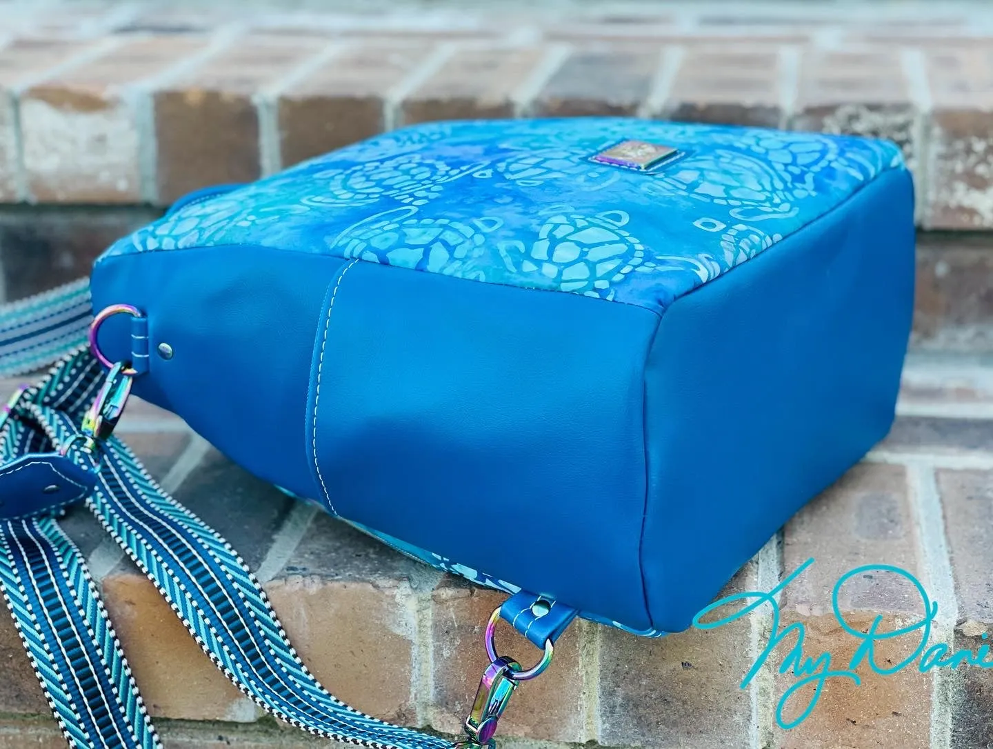 The Guardian Anti-Theft Backpack in Sunset beach Turtle